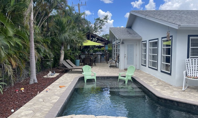 McGregor House | Poolside Paradise in Town and River