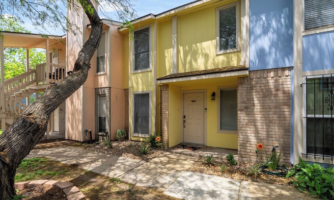 South Side Condo | Poolside this Summer at Cozy Gardens Retreat