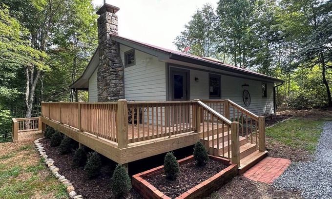 Cullowhee Cabin | Pop's Peak is a charming 3-bdr 3-bath cabin with WiFi, AC at Lake Glenville