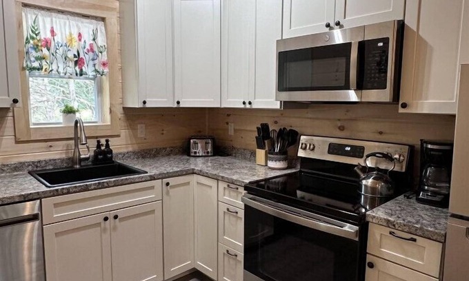 Town Hill Cottage | Popplestone Point-Nestled in woods next to Acadia!