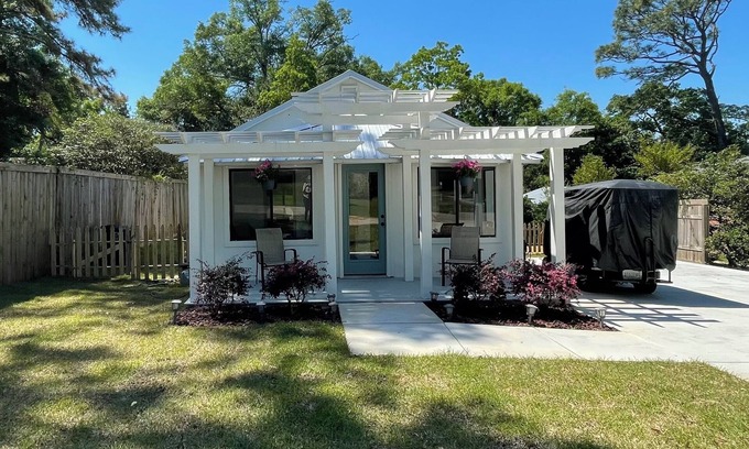 Fairhope Cottage | Pop’s Country House by the Bay…LOCATION Walk to the Pier and Downtown Fairhope!