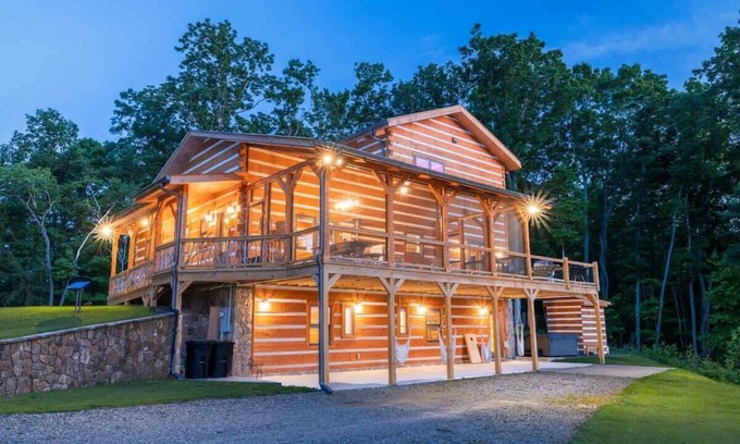 Morganton Cabin | Pop’s Peak - Long-range views, hot tub, fire pit