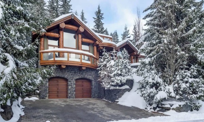 Blueberry Hill House | Popular Chalet, Views, Hot Tub, Theatre, Fireplace