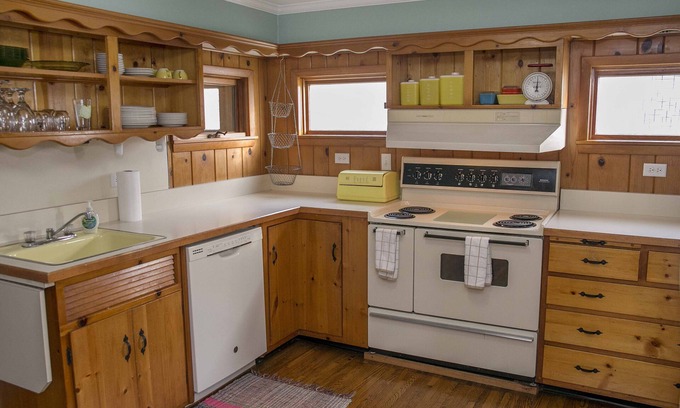 Hammondsport House | Porch Charming! Located 1 block from Keuka Lake in the ❤️ of the Finger Lakes!