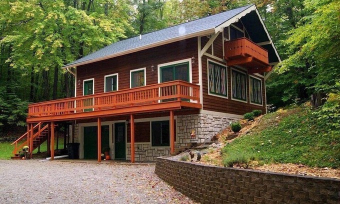 Michaywe House | Porcupine Lodge · Stunning Cabin - Arcade & Pickleball - sleeps 13