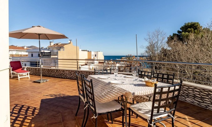 Llanca Apartment | Port de Llançà 37 Top floor apartment with terrace