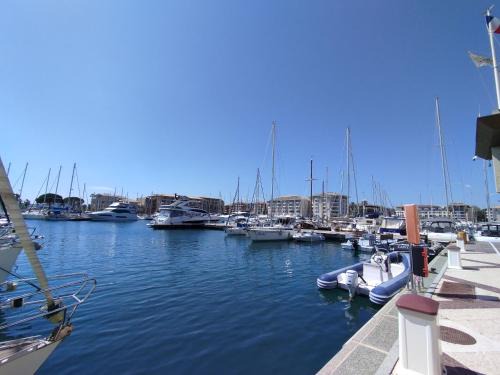 Frejus Plage Apartment | Port Fréjus, Terrasse, wifi, clim, plage à 5'