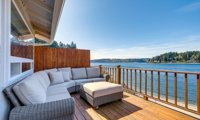 Retsil Apartment | Port Orchard Waterfront Retreat: Steps to Beach!