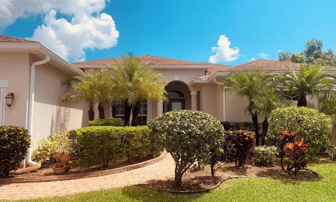Port Saint Lucie House | Port St Lucie 5 bedroom 3 full bath home with huge fenced backyard!