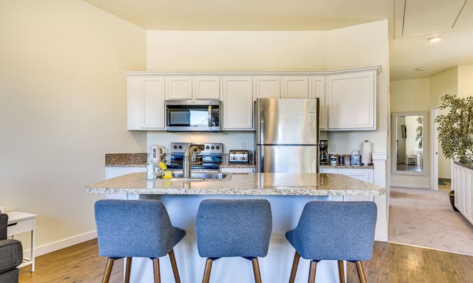 Corbett - Terwilliger - Lair Hill Apartment | Portland Apartment ~ 1 Mi to Downtown!