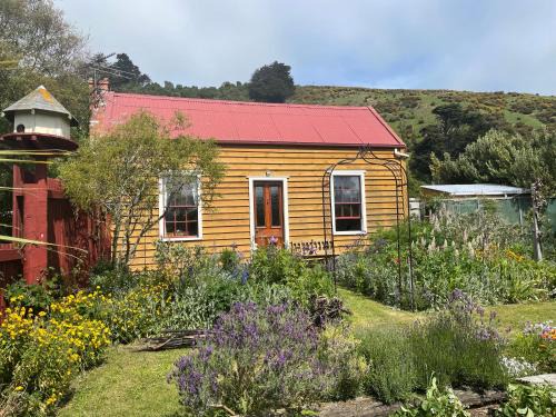 Dunedin Apartment | Portobello Settler's Cottage