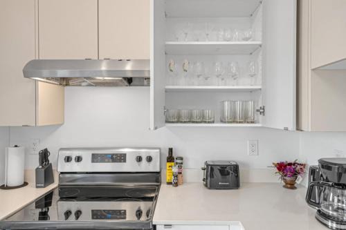 Burlington House | Posh 4 Bed Home with Backyard in Great Location