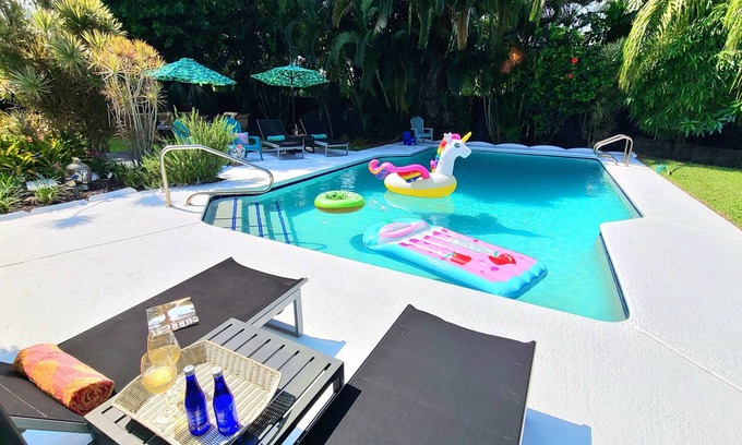 Palm Beach Gardens House | POSHPADZ Hot Tub, Tropical Pool, Pool Floats, 3 Bedrooms, BBQ, Minutes to Beach