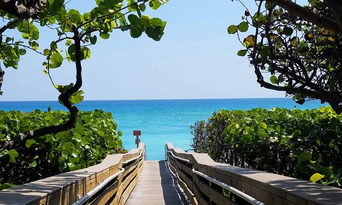Jupiter House | POSHPADZ Presents Villa Tranquila- Private Pool & Tiki Close to Beach Sleeps 10