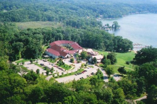 Angola Hotel | Potawatomi Inn & Cabins