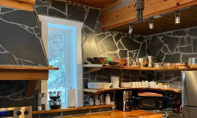 Revelstoke Ski Chalet | POWDER CHALET! Under 1 minute drive or short walk to gondola!