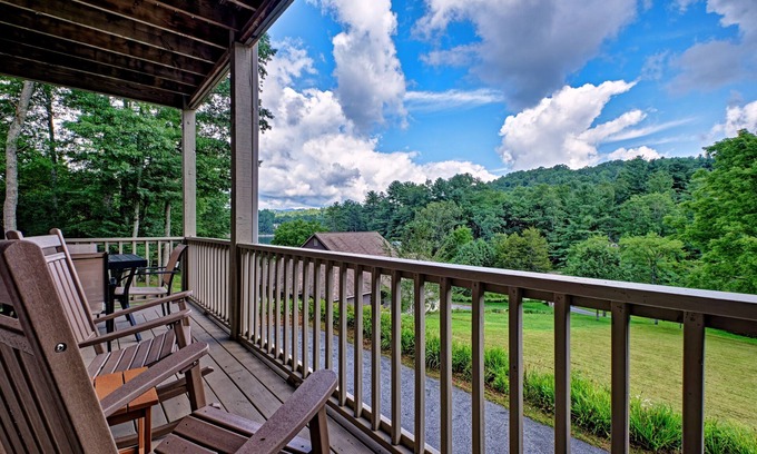 Glenville House | Prairie Springs A - Just steps away from beautiful Lake Glenville!