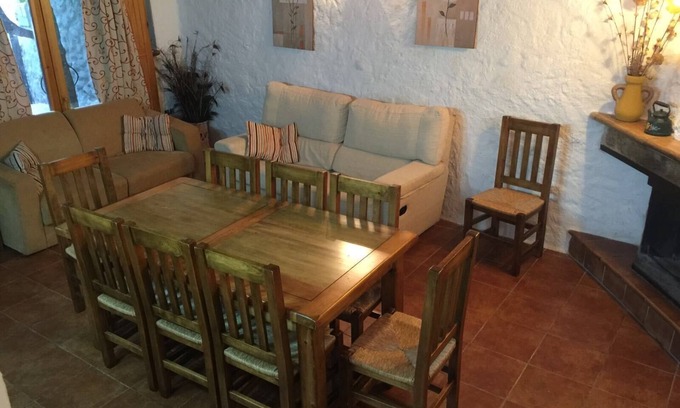 Majada Carrasca Cottage | PREISLER RURAL HOUSE IN THE MOUNTAIN 6-8P WITH JACUZZI