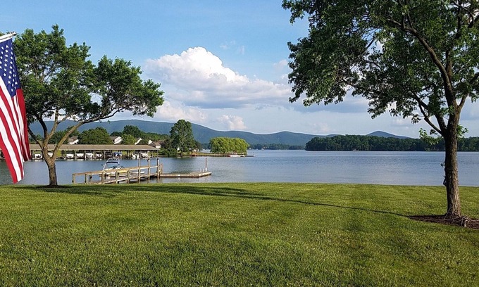 North Shore Condo | Premier 3 Bedroom Lake Getaway. Peaceful Retreat-Family Fun.