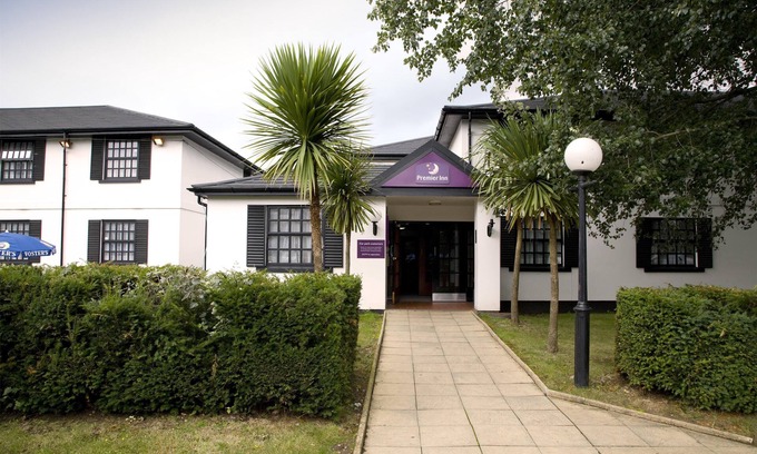 Cobham Hotel | Premier Inn Cobham