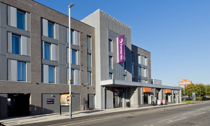 Pinkwell Hotel | Premier Inn London Hayes Heathrow - Hyde Park