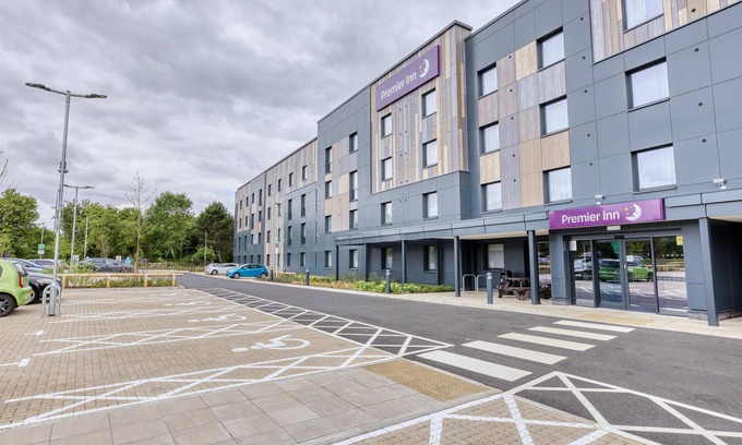 Willen Hotel | Premier Inn Milton Keynes - Willen Lake
