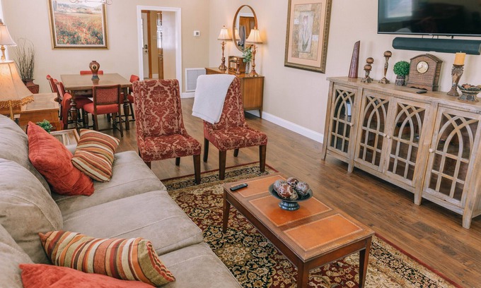 Downtown Cottage | “Premier Maison”- A Charming 2 bedroom cottage