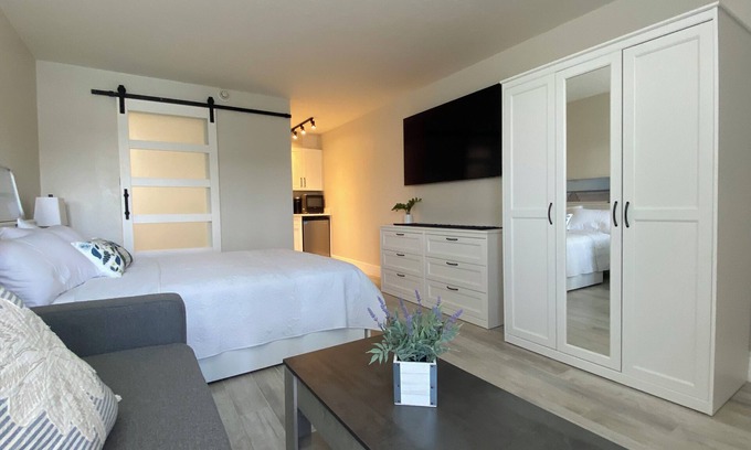 Trailer Estates Apartment | Premier Waterfront Room, Tiki Bar & Grill, Live Music, Pool, Gym, Kitchenette