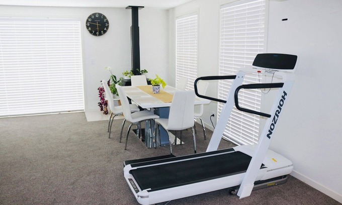 Dunedin House | Premium Accommodation in Dunedin lies between Dunedin city and Airport.