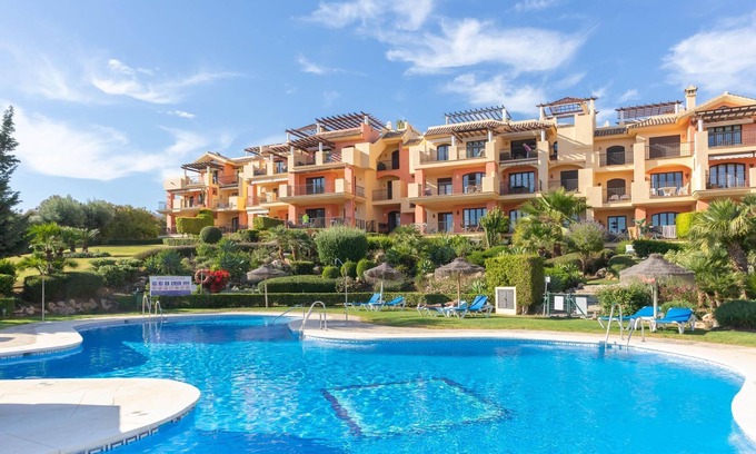 Benahavis Apartment | Premium apartment in Benahavis with balcony