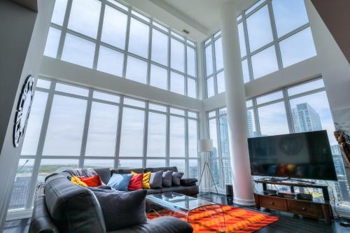 Toronto Entertainment District Hotel | Premium INN with Views