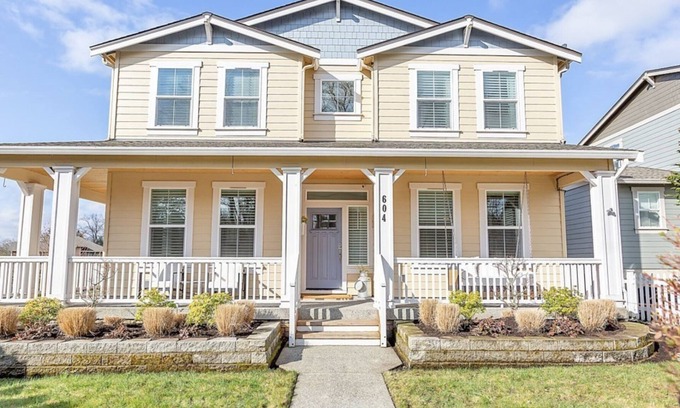 Northwest Snohomish House | Premium Snohomish mansion with views of skydivers