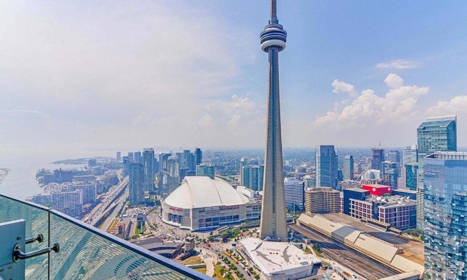 Toronto Entertainment District Apartment | Presidential 2Br plus 1 Condo, Entertainment District - Downtown with CN Tower View, Balcony, Pool & Hot Tub