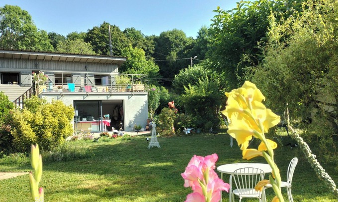 Cloyes-les-Trois-Rivieres Ski Chalet | Pretty cottage on the banks of the Loir nestling in a green setting.