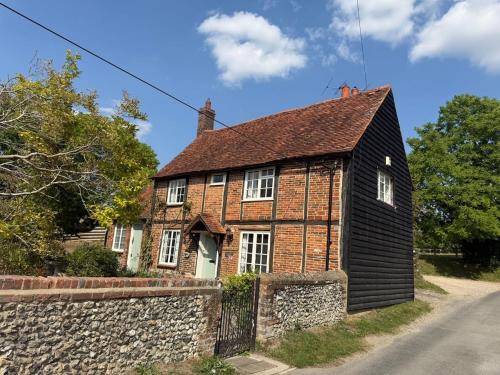 Skirmett House | Pretty 2 Bedroom Cottage in Skirmett with Parking