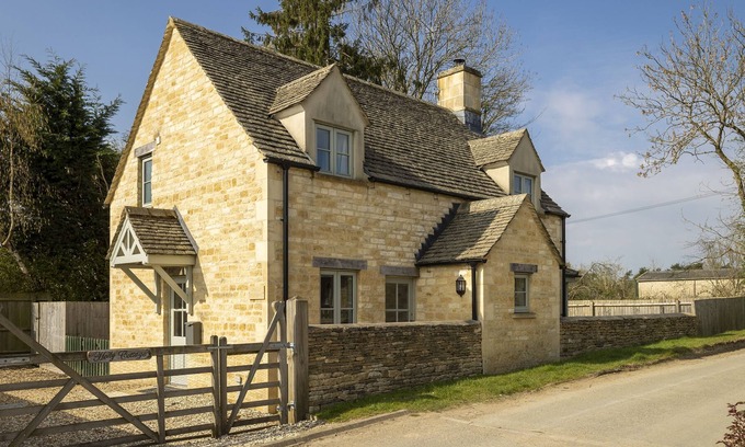 Ampney Crucis Apartment | Pretty and delightfully cosy detached cottage built from classic Cotswold stone