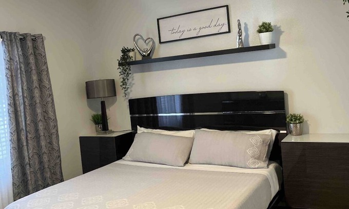 Paul Culley Condo | Pretty condo close to the strip