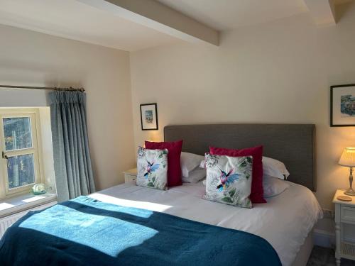 Quenington House | Pretty Cotswold Cottage with garden near Bibury