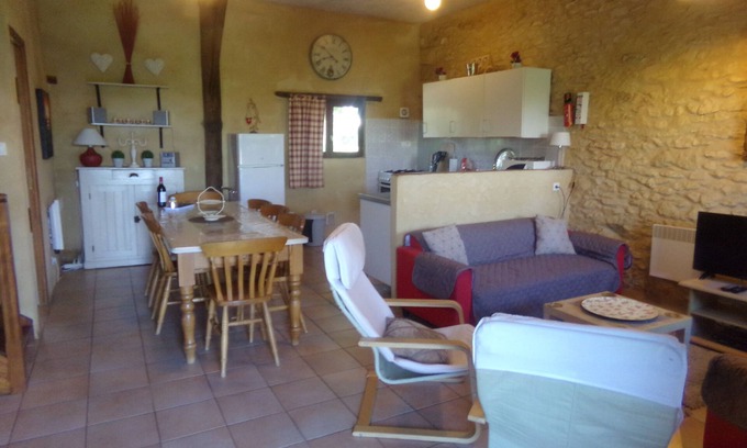 Nadaillac-de-Rouge House | Pretty Dordogne valley house, heated swimming pool sleeps 8 (7 adults max)