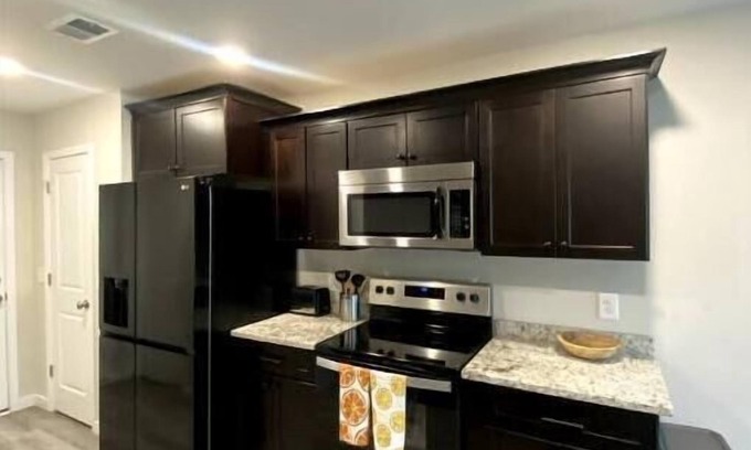 Warner Robins House | Pretty Home in Warner Robins for Mid to Long Stays