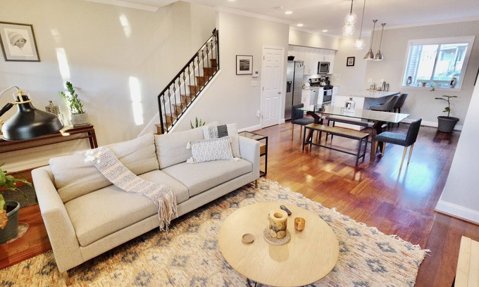 Petworth House | Pretty in Petworth-Walkable to Metro & Restaurants