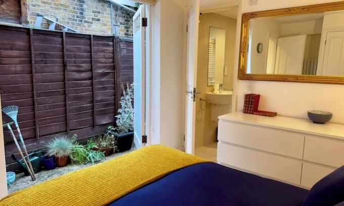 Askew House | Pretty Little Mews House