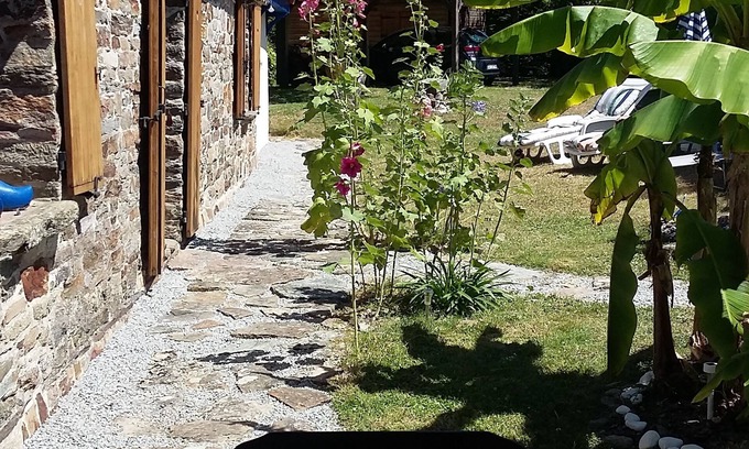 Pornic House | Pretty renovated farmhouse in a garden near the sea