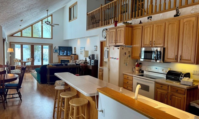 Shawano Cottage | Price Reduced & Licensed! Spacious Lake House for Rent 2025 NFL Draft
