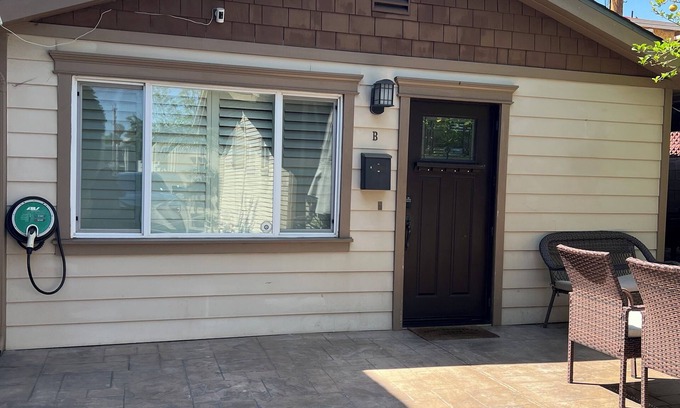 Grandview House | Prime Area w/Yard ~ Close to Studios!