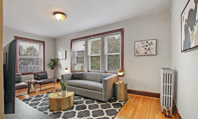 Old Irving Park Apartment | Prime City Stay in a 1BR Apartment - Cullom F2