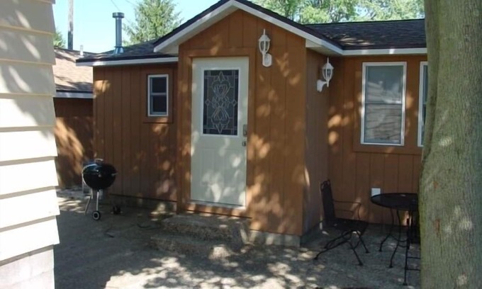 South Haven Cottage | PRIME DATES AVAILABLE 300 FT.TO PACKARD PARK OR OAK ST BEACHES. CLOSE TO TOWN
