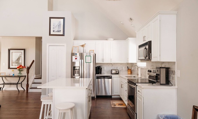 North End House | Prime Location! 5 Bed/4 Bath Condo 6 houses from Beach & Boardwalk! 2500 sq/ft