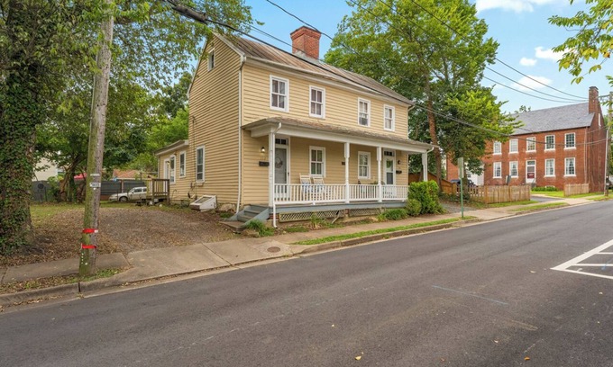 Fredericksburg House | Prime Location Cottage – King Bed, Free Parking, Walk to Downtown & Dining!
