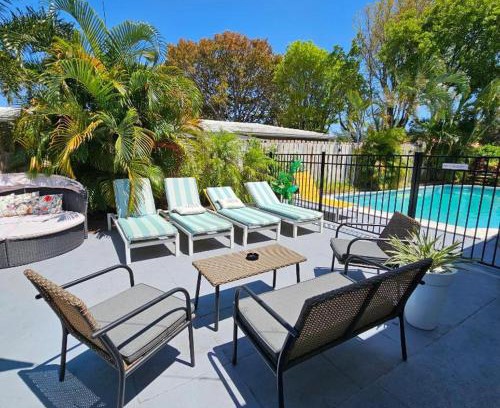 Central Oakland Park Apartment | Prime Location Gateway with Pool & Patios, Near Beaches, Groceries and Restaurants